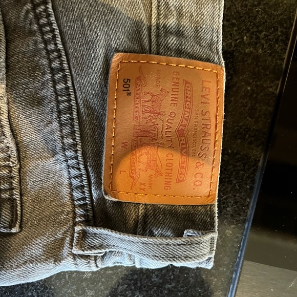 Levis 501 black high waisted shorts from Aritzia - Picture 6 of 8